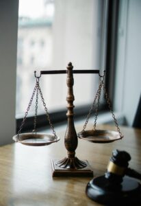 A scale of justice and a gavel on a table, symbolizing fairness in family law and divorce law cases.